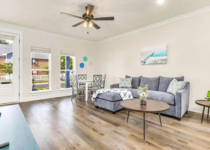 Downtown Sea Escape Apartment *