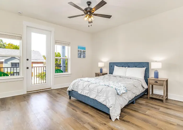 Downtown Sea Escape Apartment *