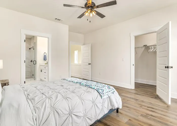 Downtown Sea Escape Apartment *