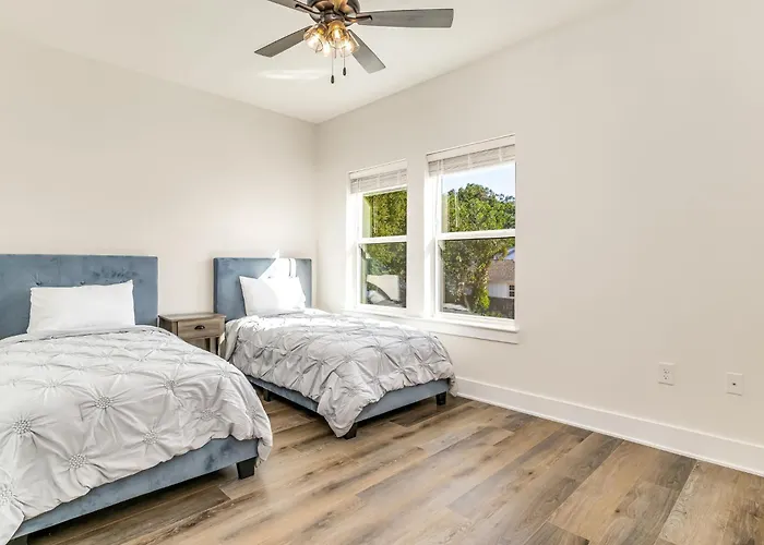 Apartment Downtown Sea Escape